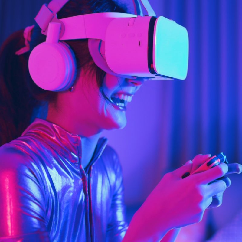 VR-GAMER WOMAN